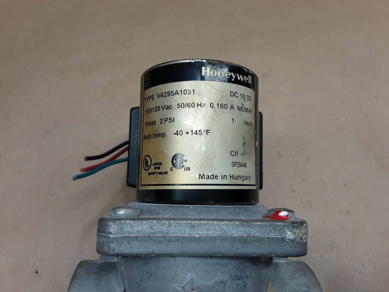 HONEYWELL V4295A1031 110/120 2PSI SOLENOID GAS VALVE #1015D17PR5