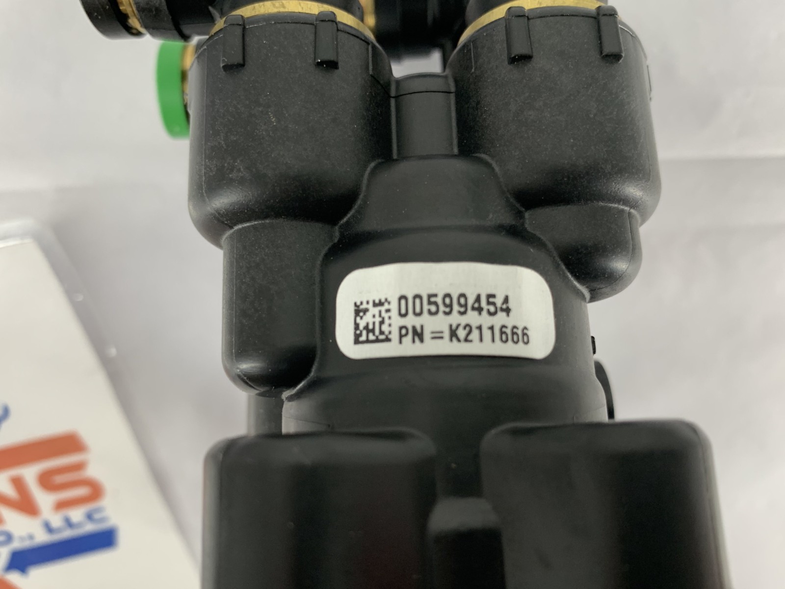 Bendix 801315 PP-DC Push/Pull Dash Control Air Brake Valve 3/8″ Push-To-Connect