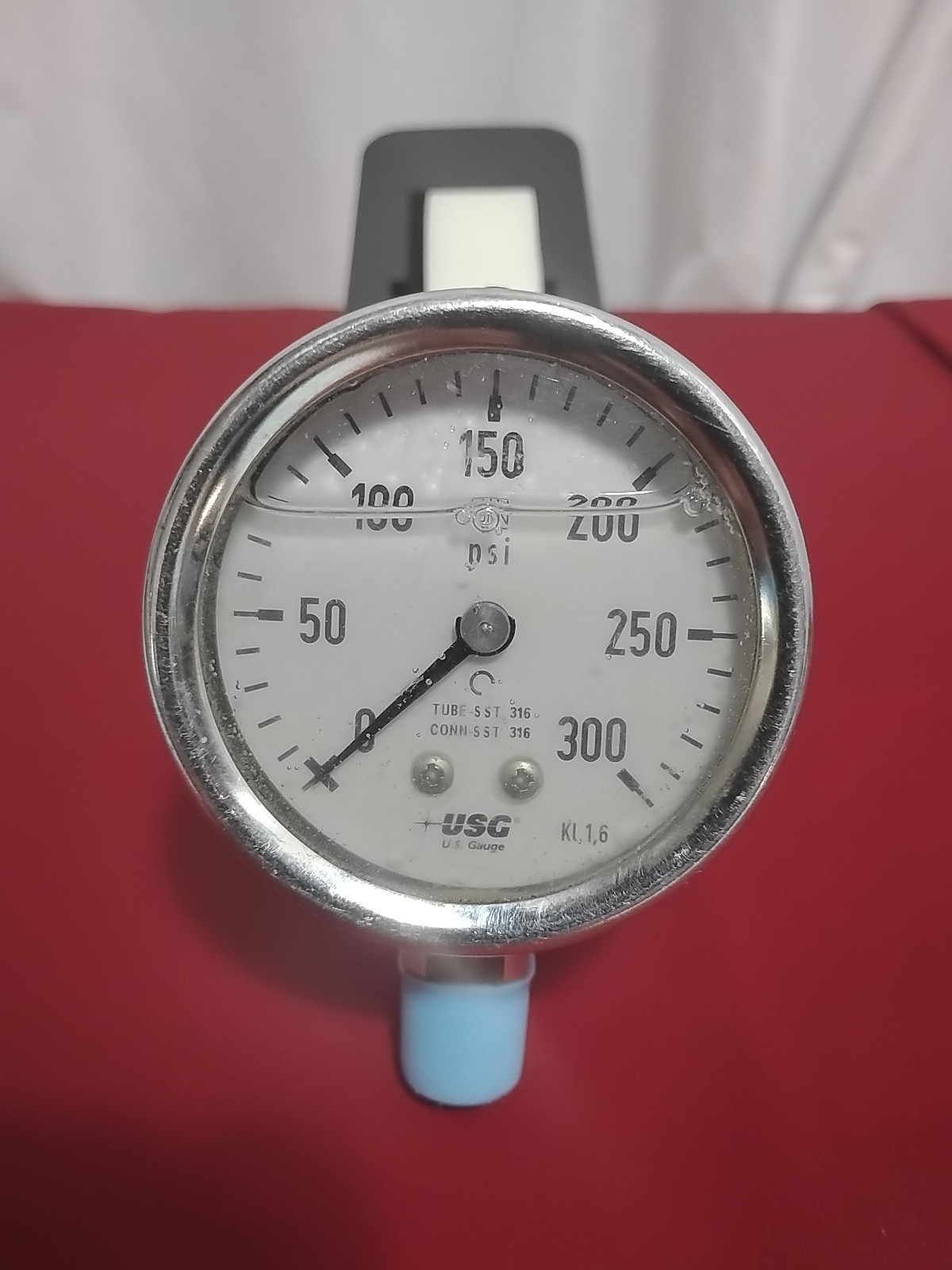 Ametek USG KI.1.6 2.5″ Liquid Filled Pressure Gauge KI.1.6 0 To 300 Psi