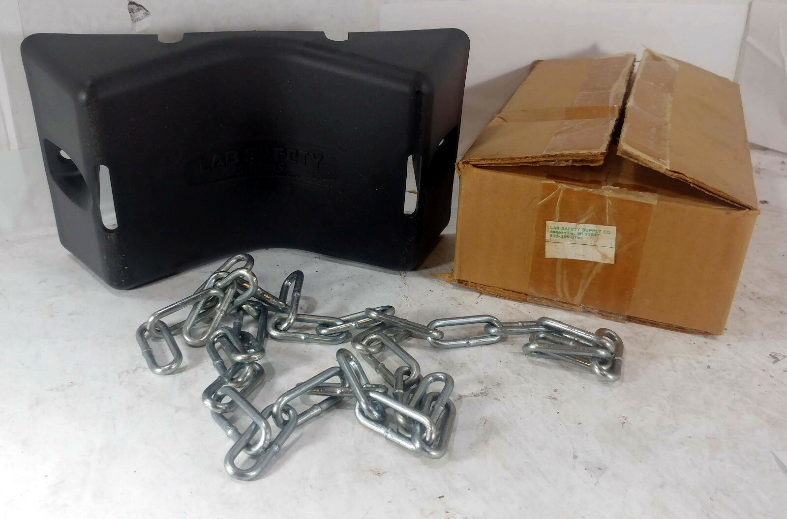 1 NEW LAB SAFETY SUPPLY GAS CYLINDER BRACKET NIB ***MAKE OFFER***