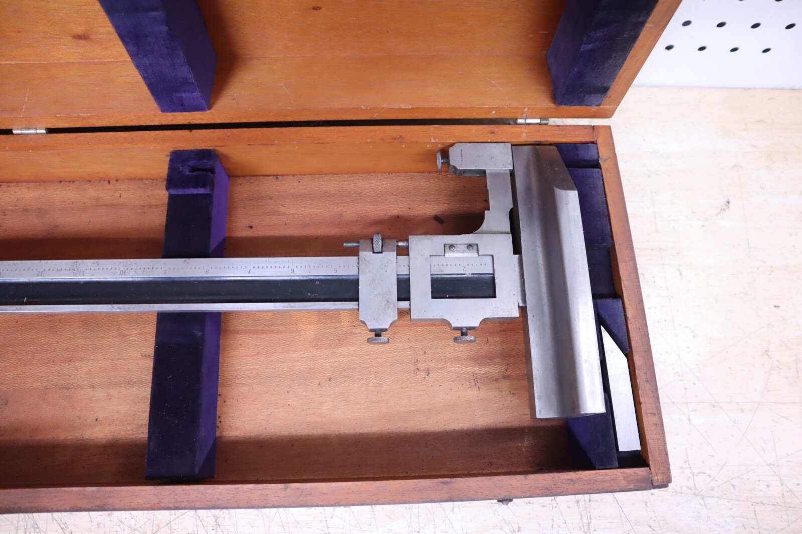 Nice Used Vintage Brown & Sharpe 585 Height Gage W/ Wooden Case 0-11″ Tools Weld