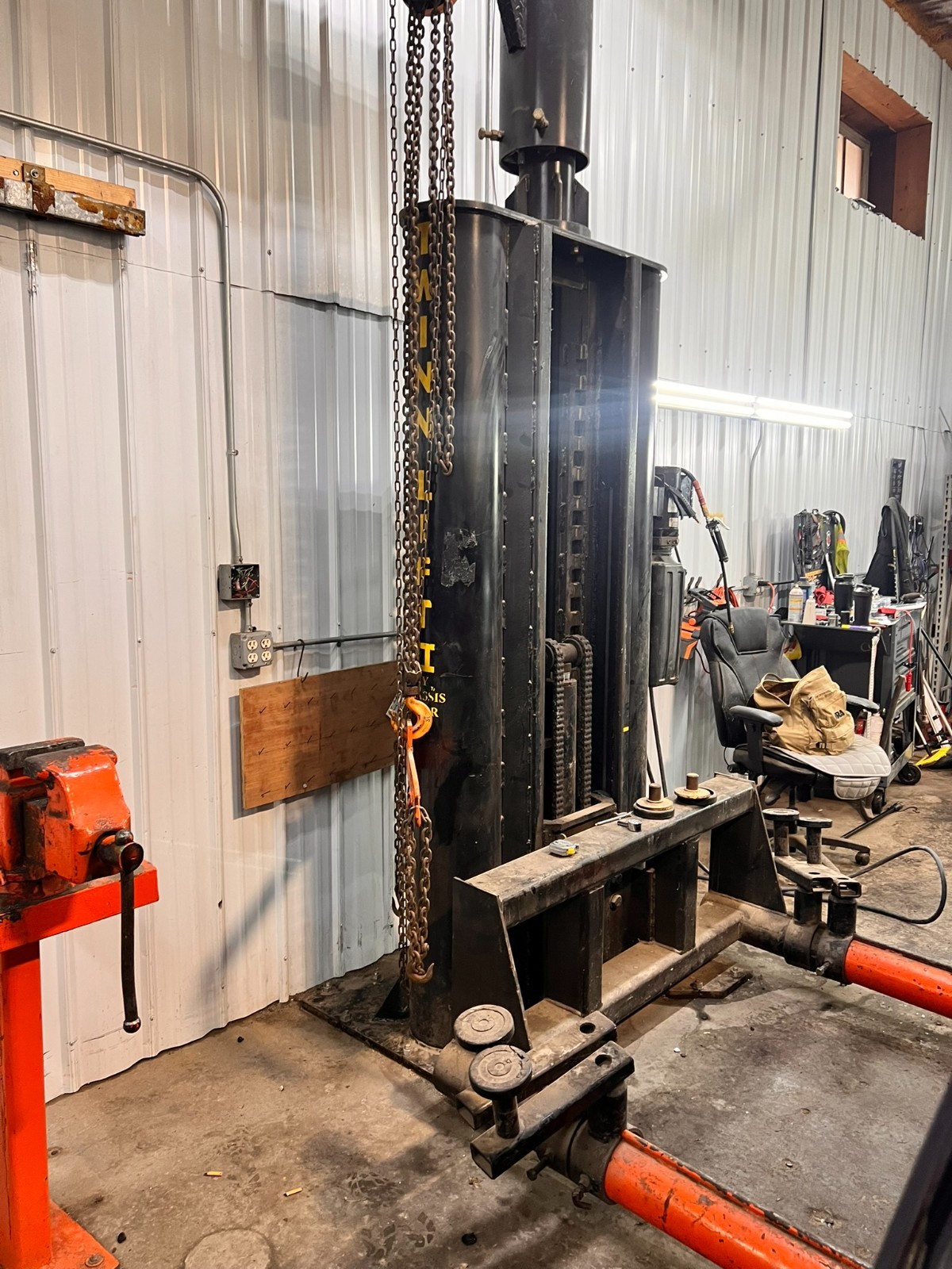 9000lb CAR/TRUCK HOIST TWINLIFT BY CHASSIS LINER W/OVERHEAD BOOM ENGINE LIFT