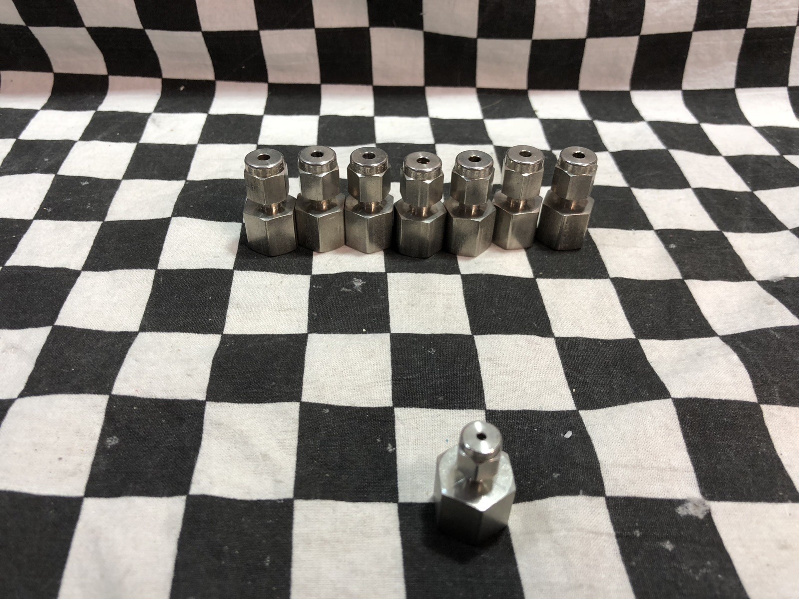 LOT OF 8, SWAGELOK FEMALE CONNECTOR SS-200-7-2 & SS-100-7-2, SHIPSAMEDAY#M35