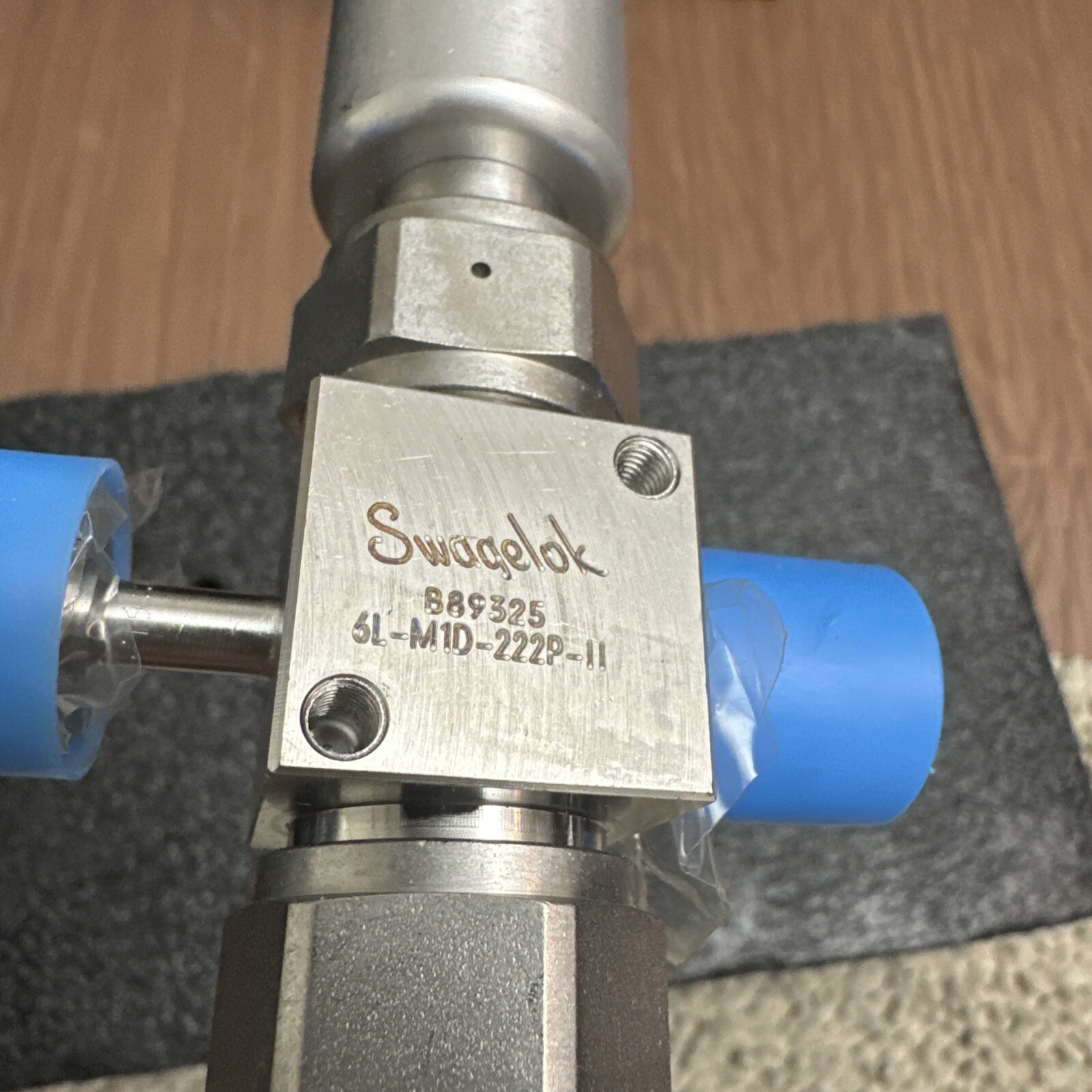 Swagelok 6L-M1D-222P-11 High Purity 2- Bellows Air Vavle 3-port Manifold 1/4″