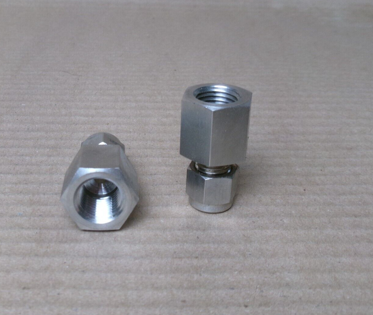 NEW LOT OF 2 PARKER/SWAGELOK 1/4″ TUBE OD COMPRESSION STRAIGHT ADAPTER TO 1/2”