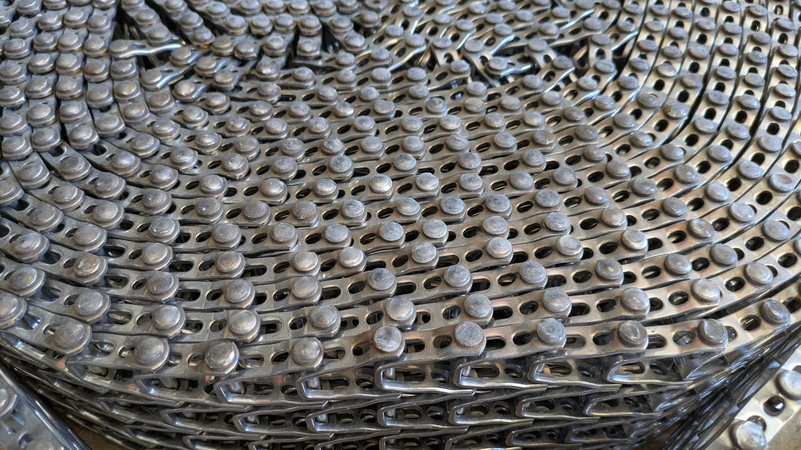 STAINLESS STEEL CHAIN CONVEYOR BELT ROLL HEAVY 5.5″ WIDE 50′ LONG APROX