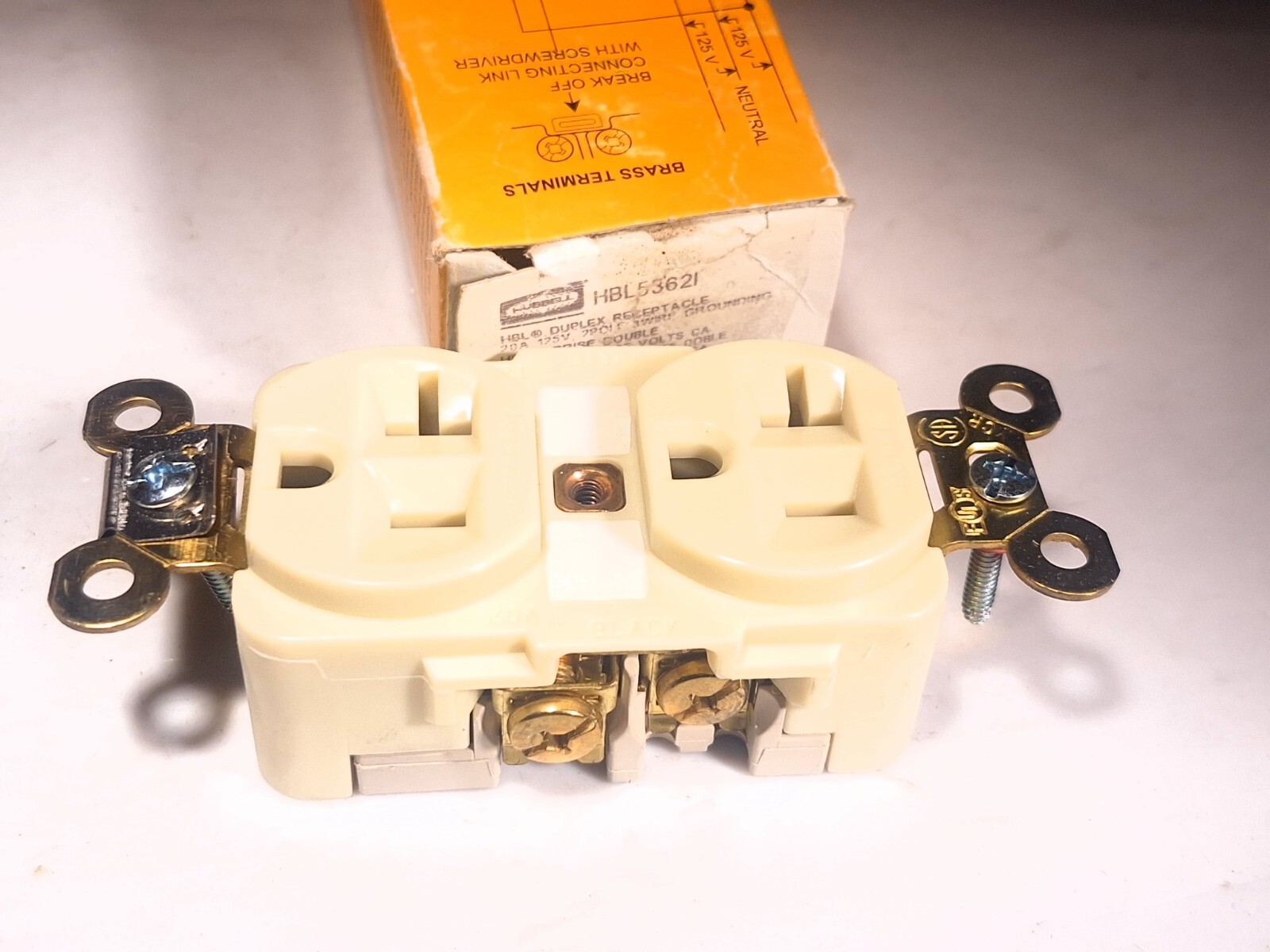 HUBBELL HBL5362I DUPLEX RECEPTACLE IVORY 20A 125VAC NEMA 5-20R – 11 AVAILABLE