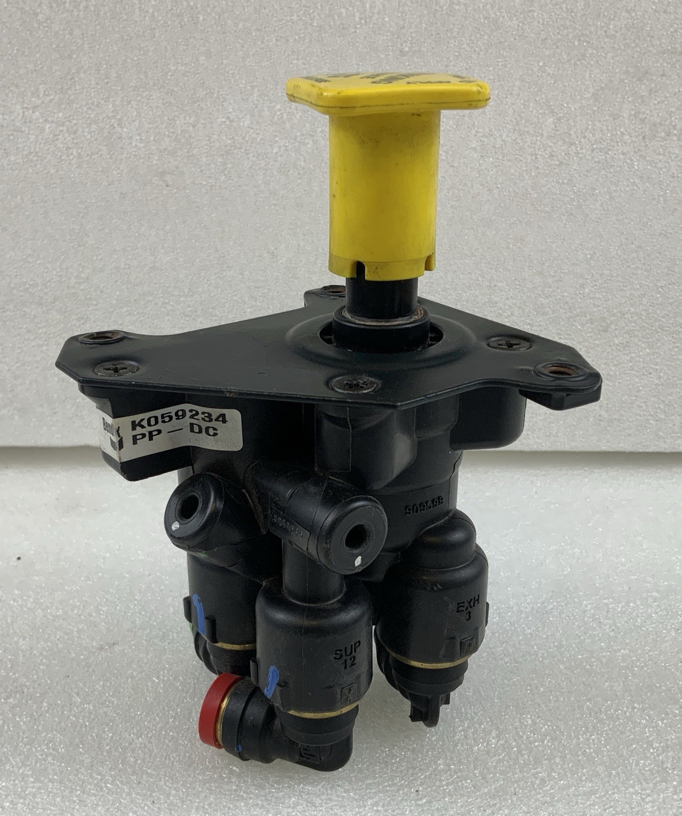 (USED) Genuine Bendix Brake Control Valve P/N: D622735 – NOS