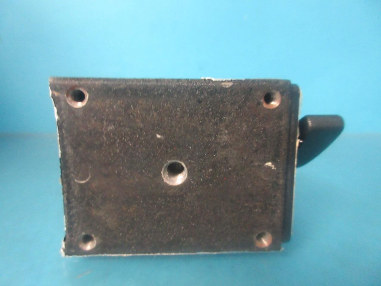 EDMUND INUSTRIAL OPTICS SQUARE MAGNETIC BASE WITH ON/ OFF SWITCH