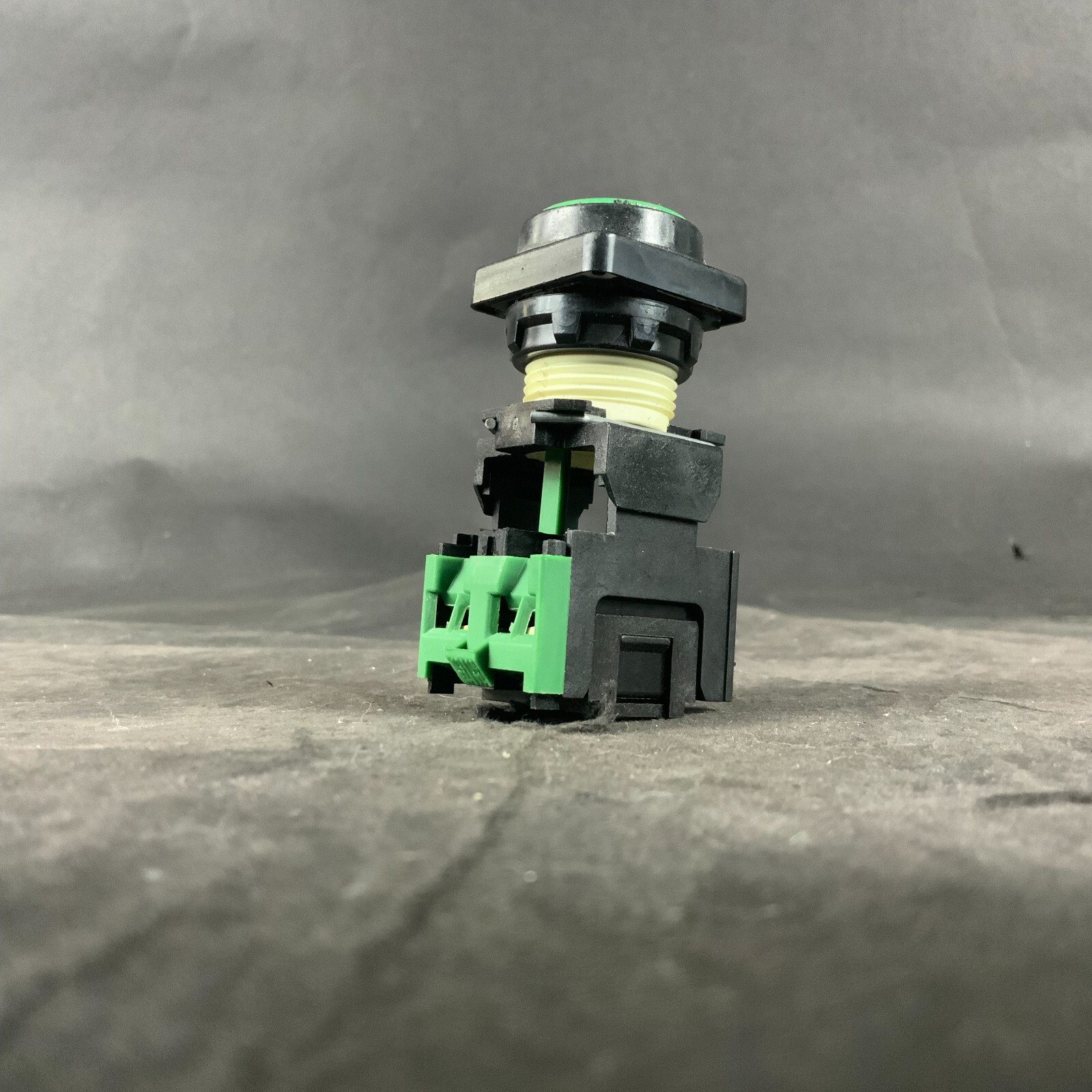 SCHNEIDER ELECTRIC DA10 CONTACT BLOCK ($8 OBO)