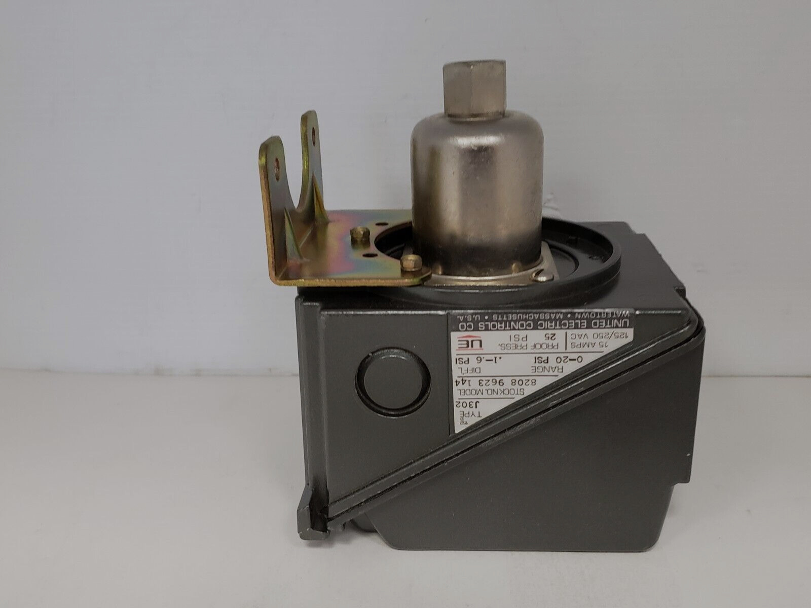 UNITED ELECTRIC J302 8208 9623 144 PRESSURE SWITCH 15A 125/250 VAC NIB