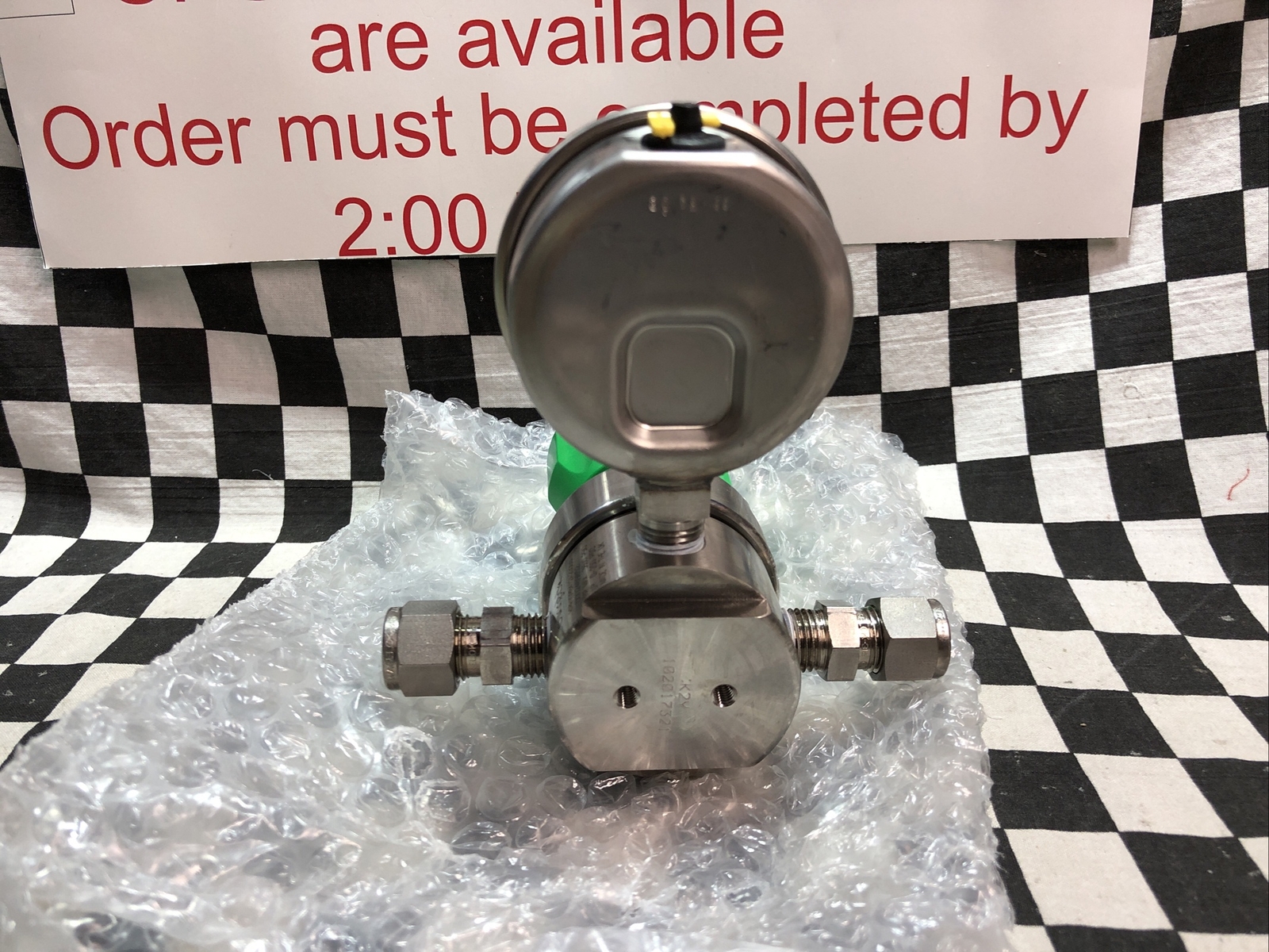 SWAGELOK PR Regulator 1/4″ NPT with GAUGE 300 PSI, KPR1GRB412A20000 & SS-600-1-4