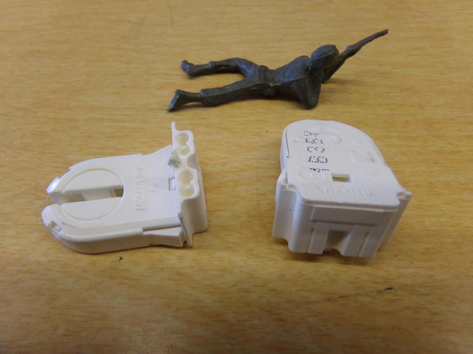 NEW Leviton 1B35Y 660W 600V Lampholders, Lot of 2 *FREE SHIPPING*