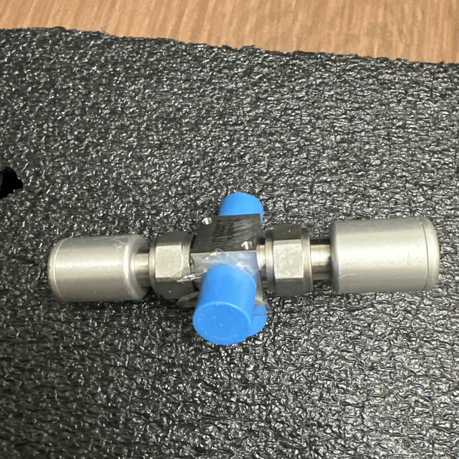 Swagelok 6L-M1D-222P-11 High Purity 2- Bellows Air Vavle 3-port Manifold 1/4″
