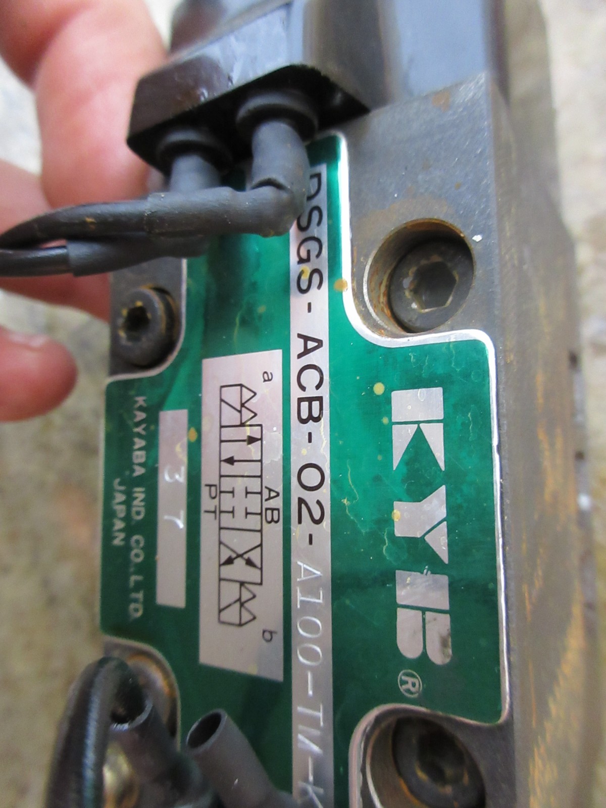 1994 MAZAK QT-15N KYB DSGS-ACB-02-A100-TM-K5 VALVE