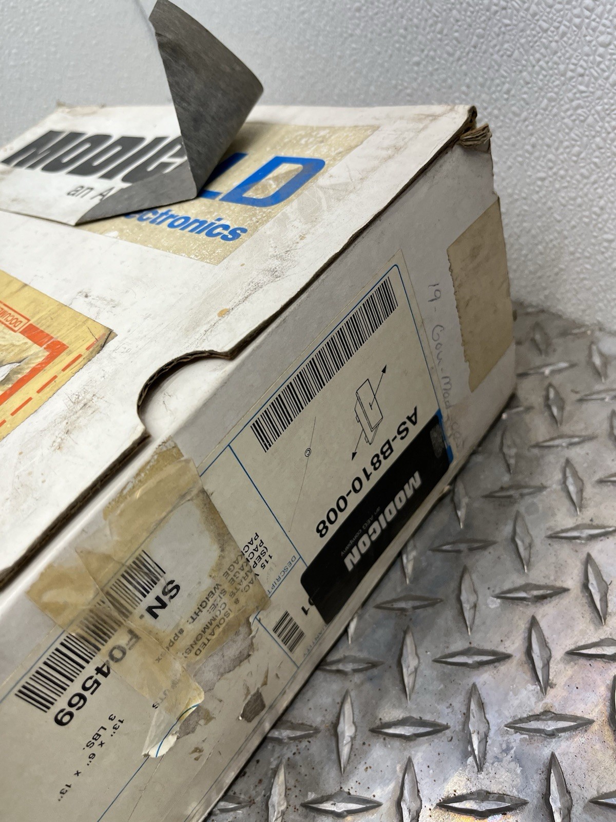 GOULD MODICON B810 115VAC ISOLATED OUTPUT CARD AS-B810-008 ASB810008