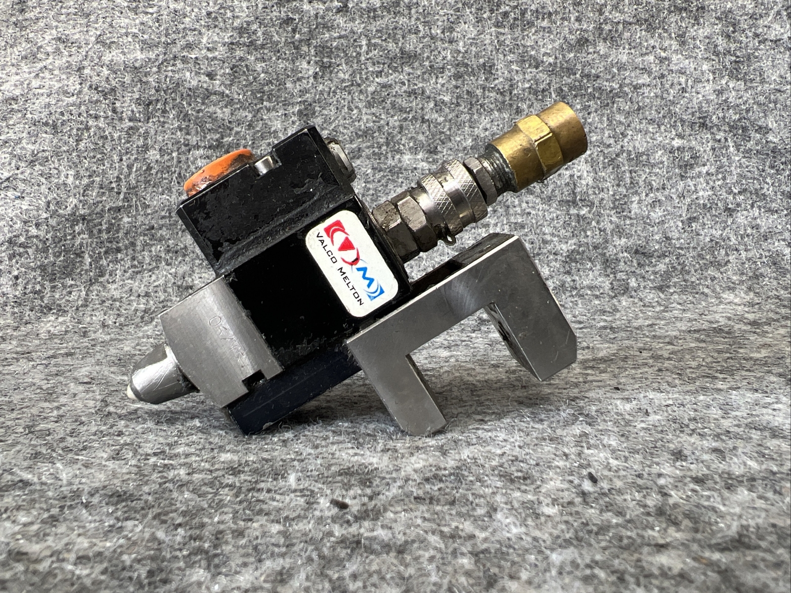VALCO MELTON Hot melt adhesive applicator nozzle module Used