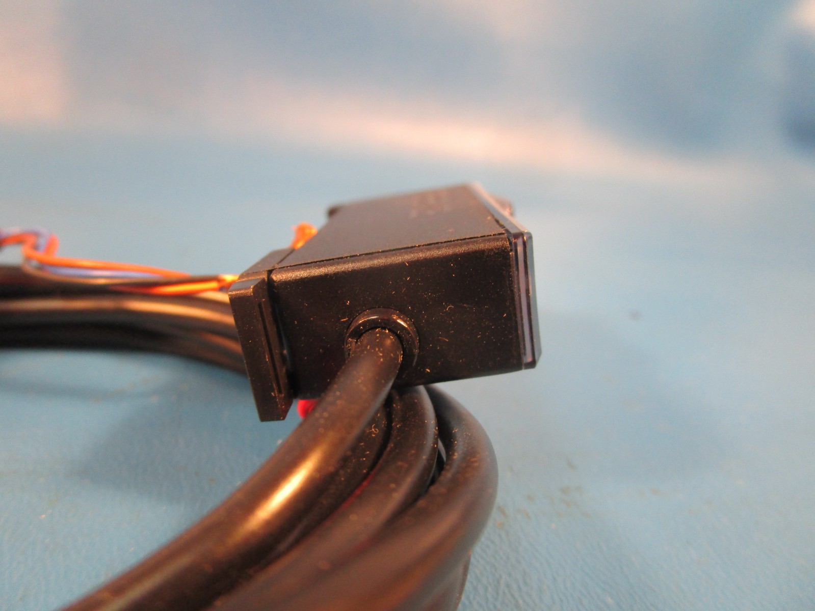 Keyence FS2-60, SENSOR AMPLIFIER, FIBER, Cable W/ Bracket, PHOTOELECTRIC