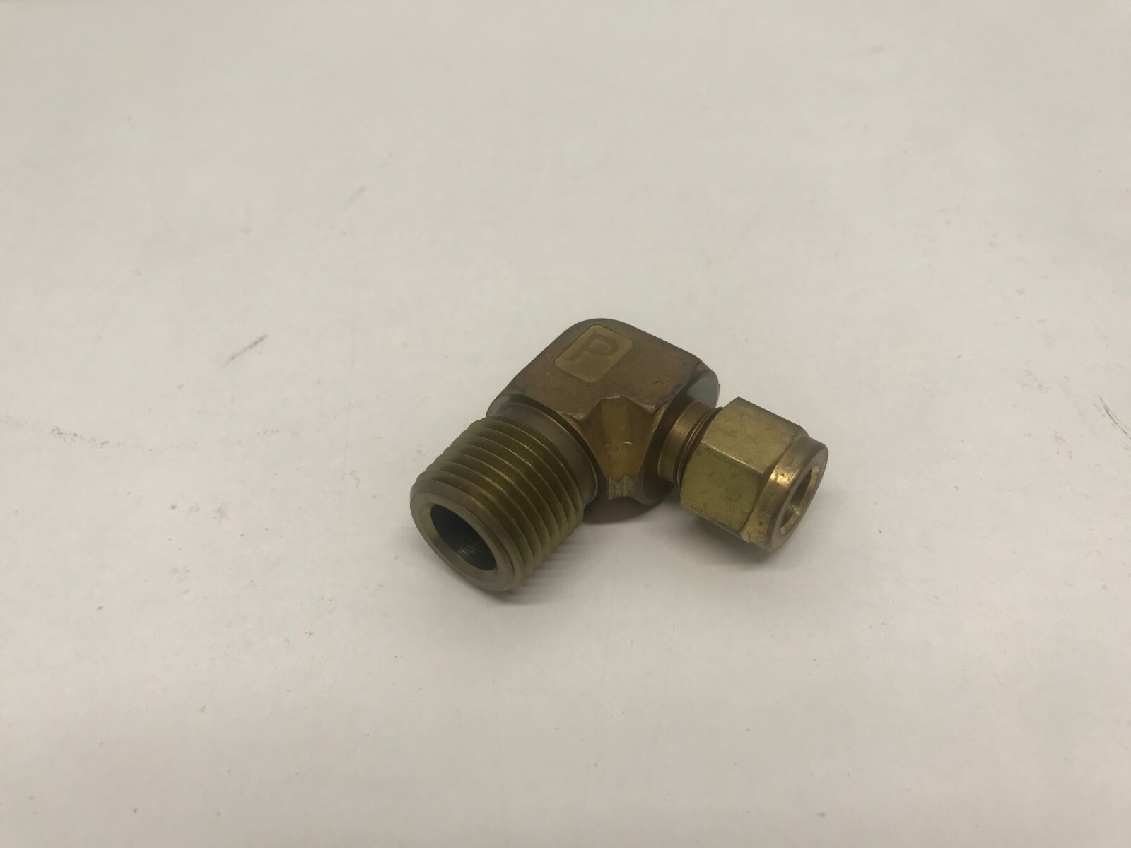 LOT OF (3) NEW! PARKER 3/8″TUBE OD X 1/2″MALE NPT MALE ELBOWS 6MSEL8N-B