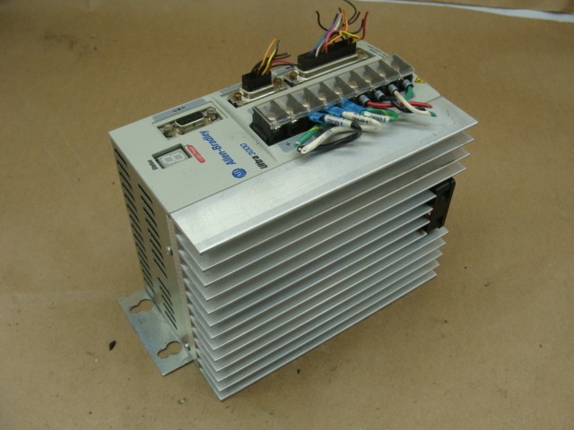 ALLEN BRADLEY ULTRA 3000 SERVO DRIVE 2098-DSD-020 9101-1767 120/240V 1PH