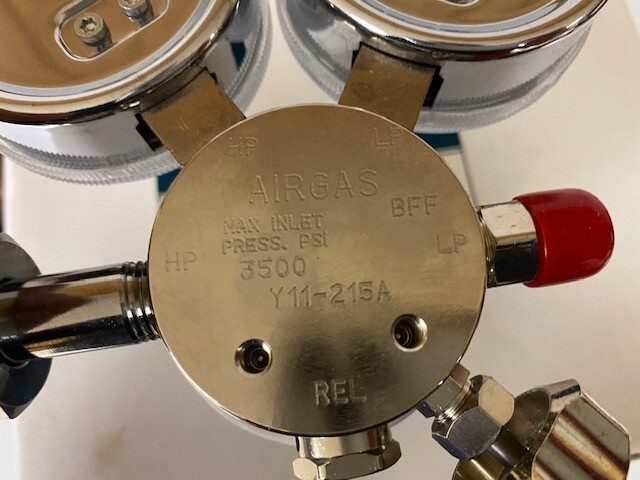 AIRGAS MODEL Y11-215A580 SPECIALTY GAS REGULATOR 3500 PSG IN / 25 PSG OUT, NOS