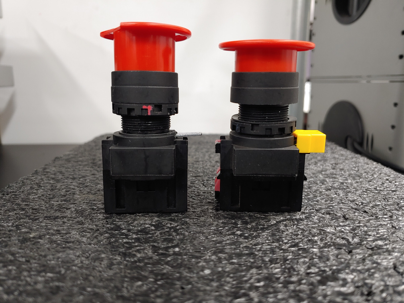 Assorted IDEC HW Series 22mm Emergency Stop HW1B-Y2C01-R-TK1111 HW1B-Y2F01-R