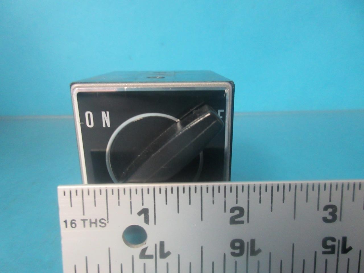 EDMUND INUSTRIAL OPTICS SQUARE MAGNETIC BASE WITH ON/ OFF SWITCH