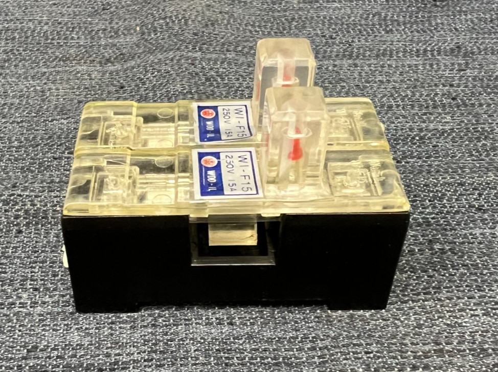 WOO-IL WI-F15 GLASS TUBE FUSE HOLDER 250 VOLTS 15 AMP