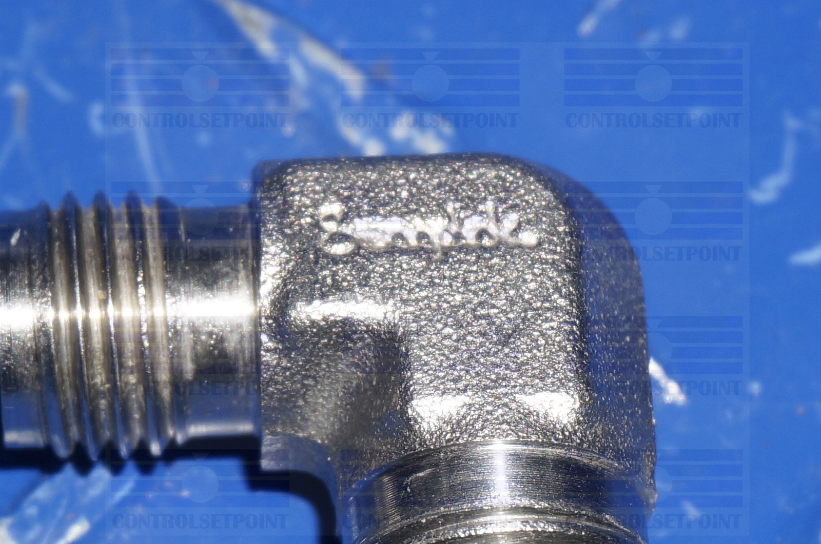 SWAGELOK 1/4″ NPT TO 1/4″ TUBE ELBOW MALE TO MALE 316 SST SS-400-2-4