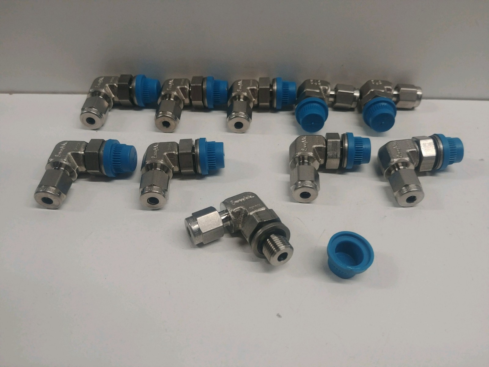 LOT OF (10) NEW! SWAGELOK 1/8″ TUBE OD X 1/8″ POSITIONABLE ELBOWS SS-200-2-2PR
