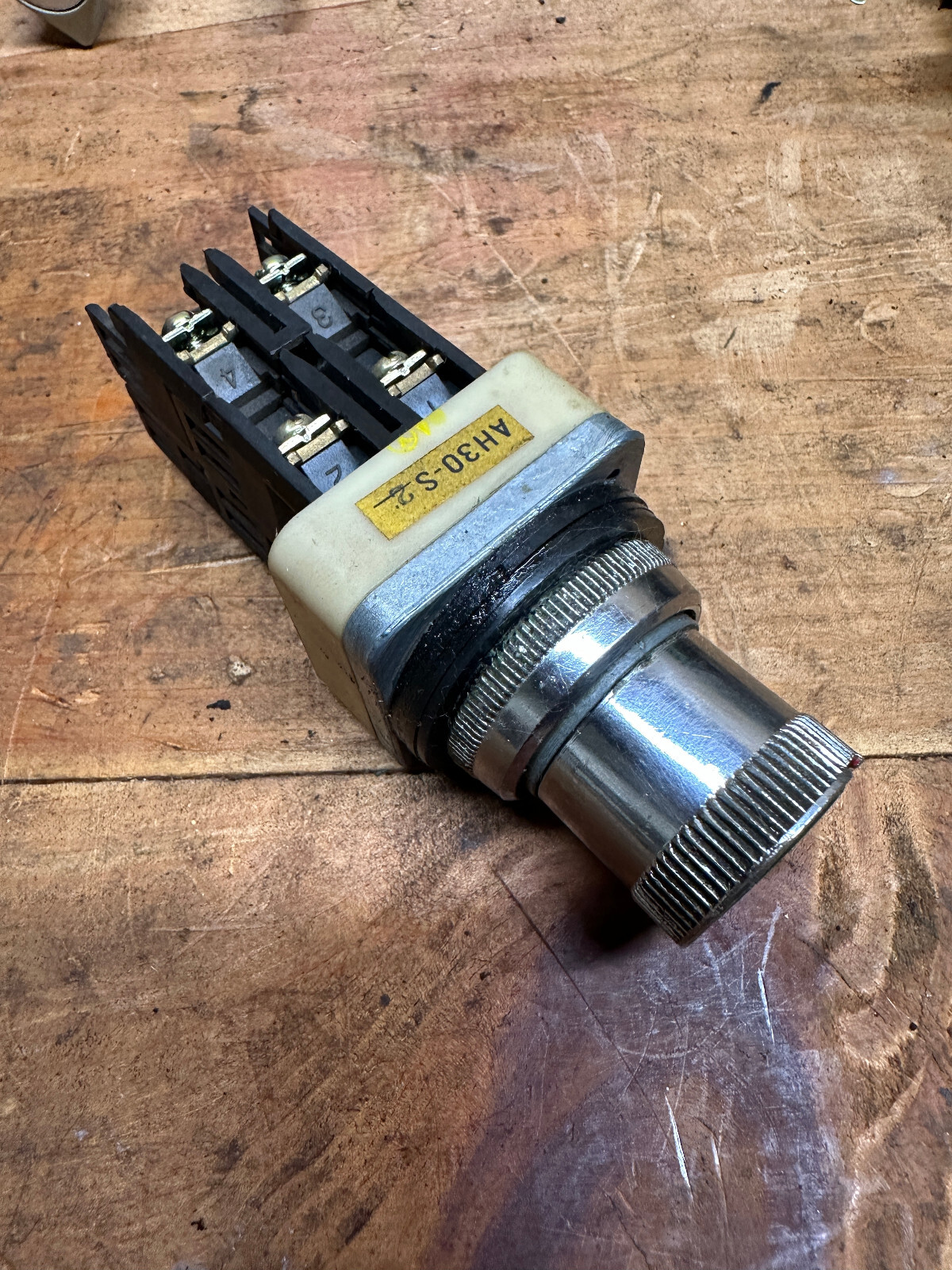 FUJI ELECTRIC AH25-F PUSHBUTTON MOMENTARY FLUSH ROUND HEAD GREEN 1 N.O.