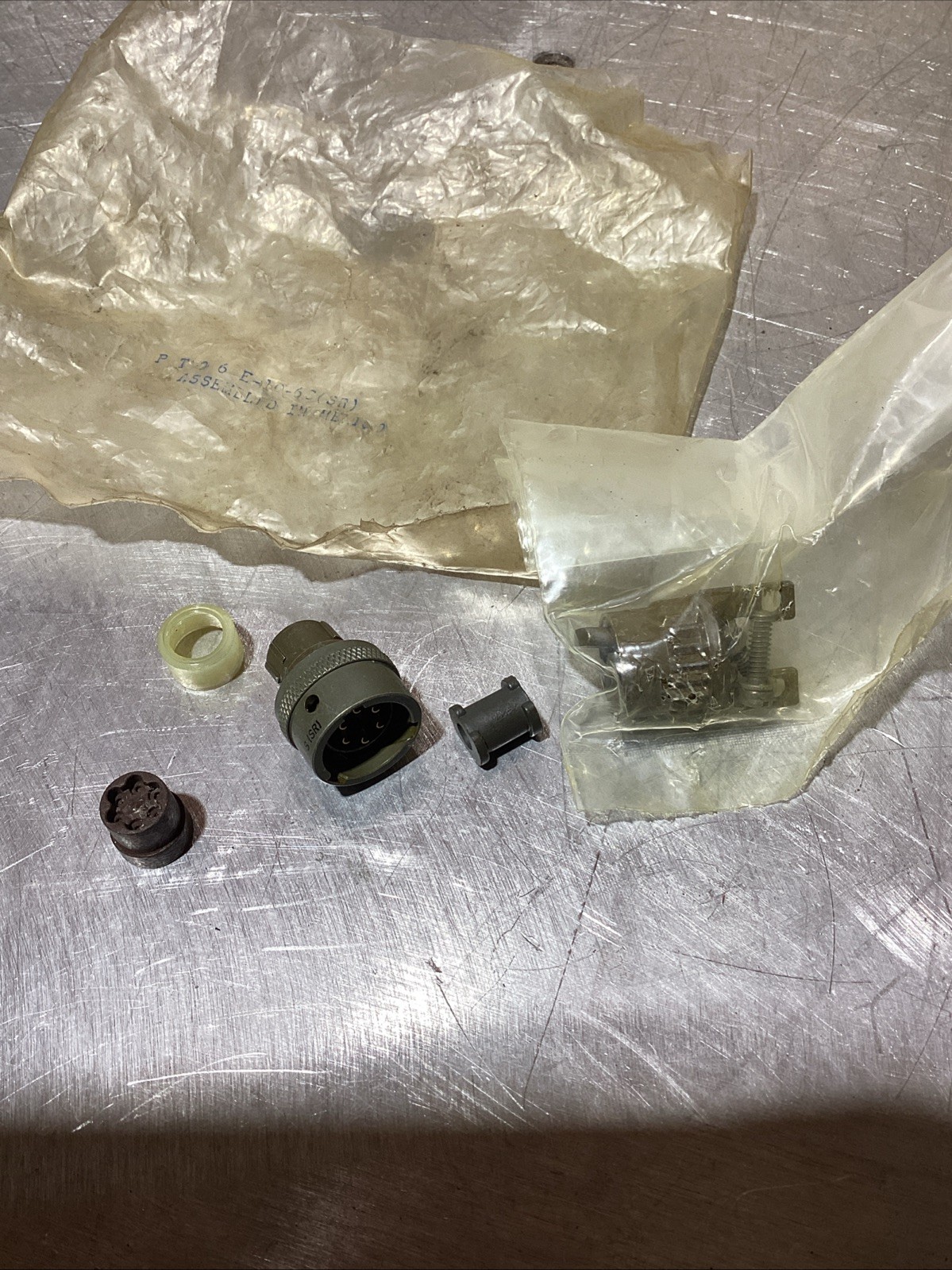 Circular MIL Spec Connector 6P Size 10 Straight Socket Plug. PT06E-10-6S