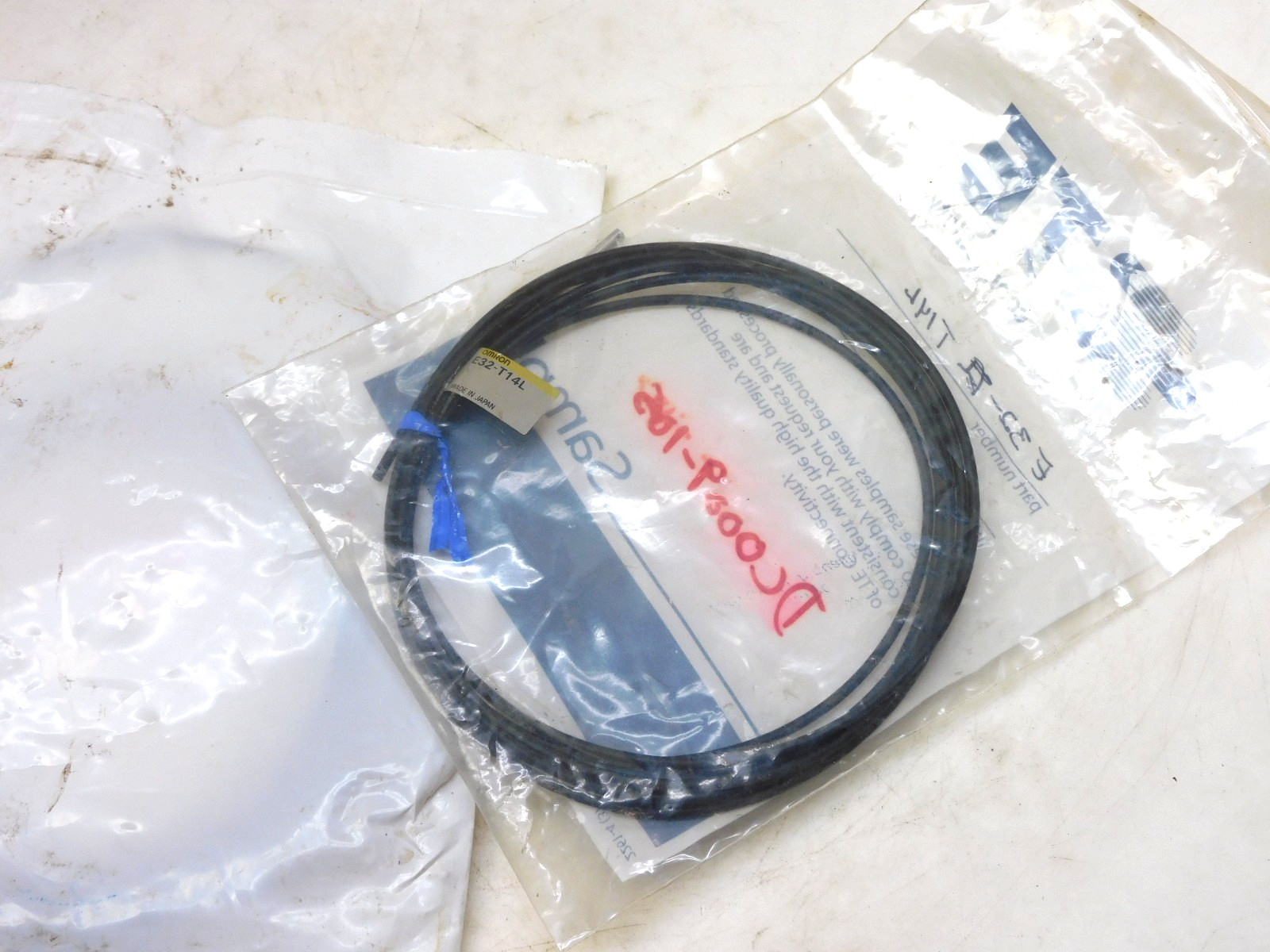 OMRON E32-T14L Photoelectric Switch Fiber Sensor Lot of 2