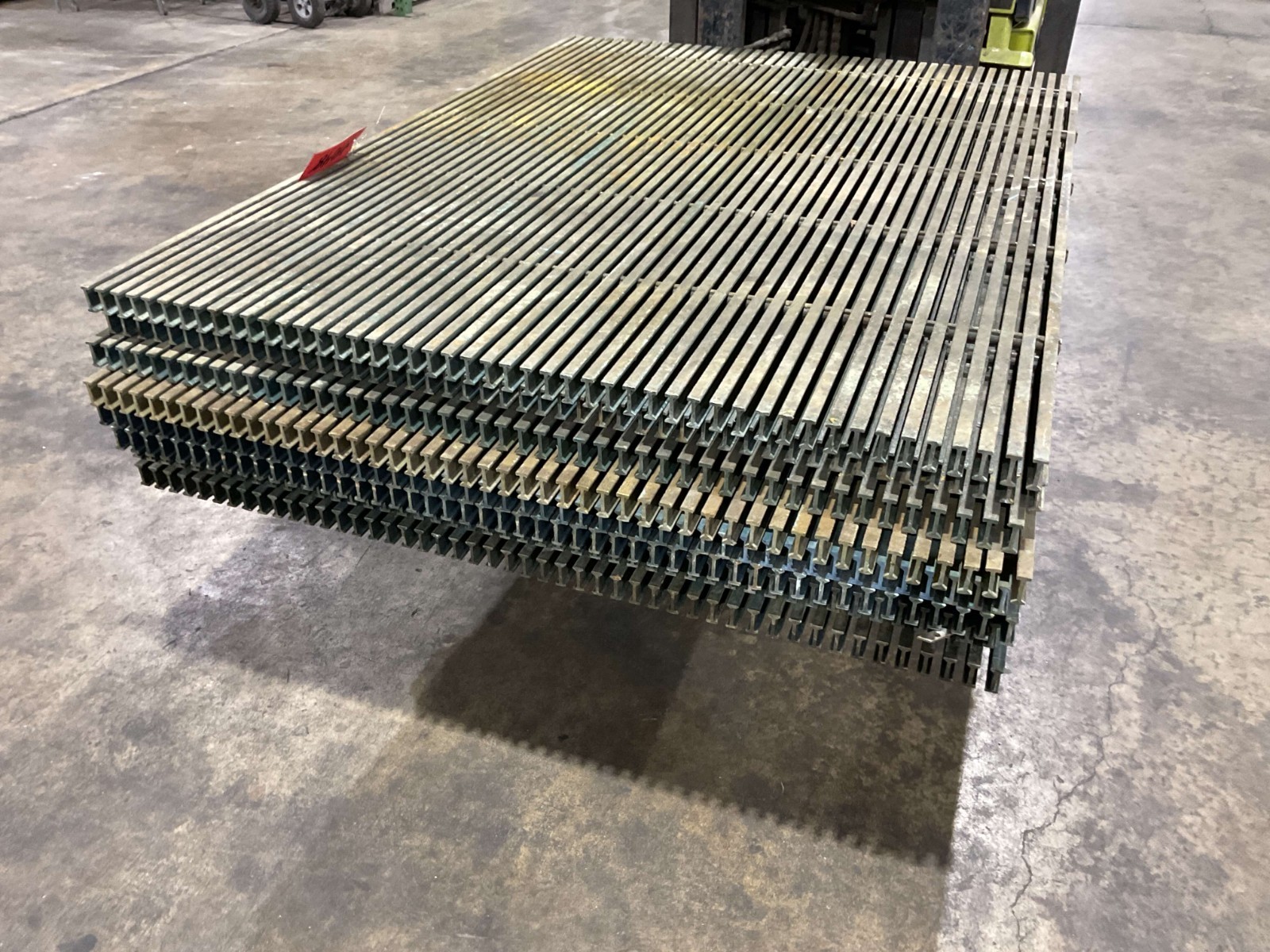 Pultruded Fiberglass Grating (1 Lot of 8) M4048