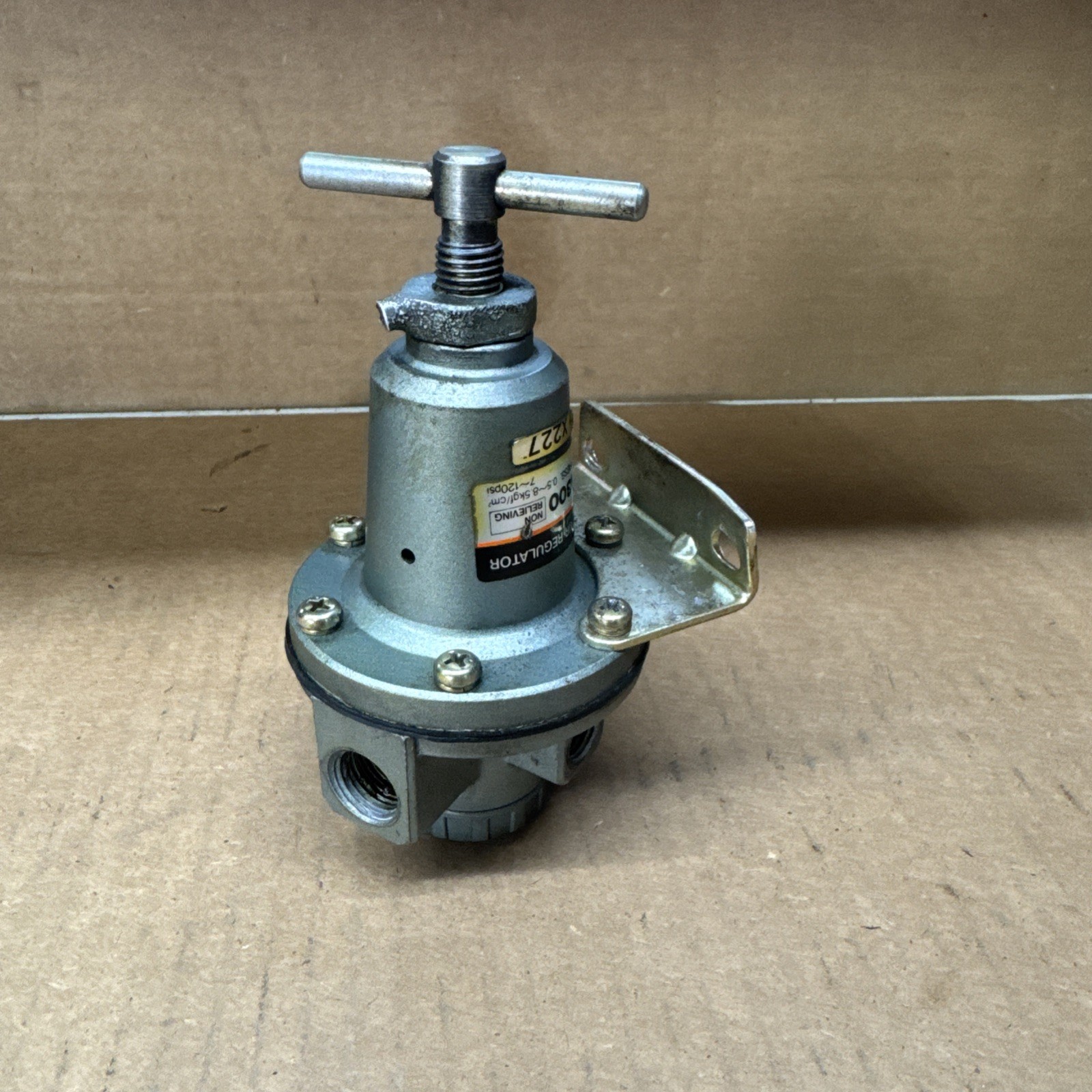 SMC AIR REGULATOR AR300, 0.5~8.5KGF/CM² 7~120PSI X227