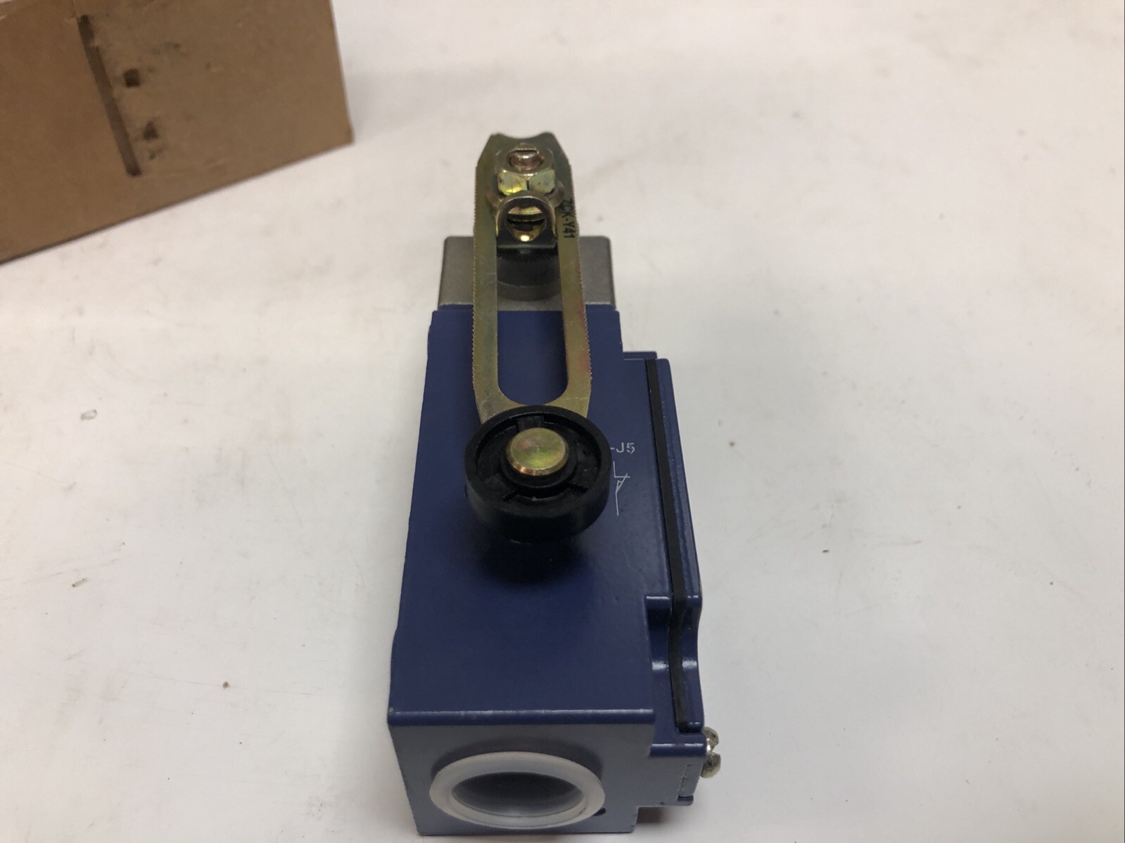 1 New Telemecanique Limit Switch With Arm XCK-J…H29, Ui 500V, AC 15. 240V 3A