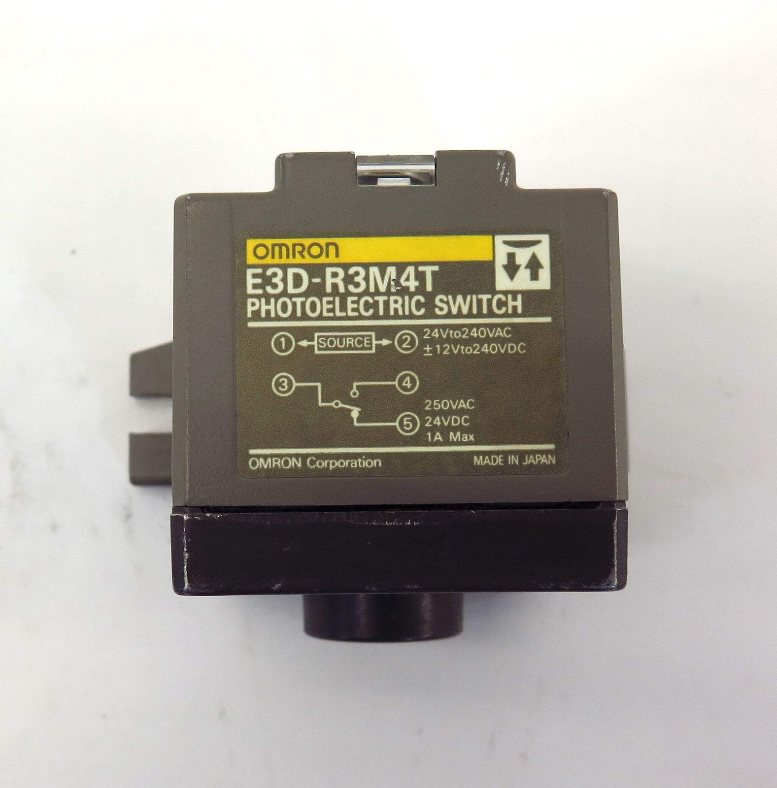 Omron Photoelectric Switch E3D-R3M4T