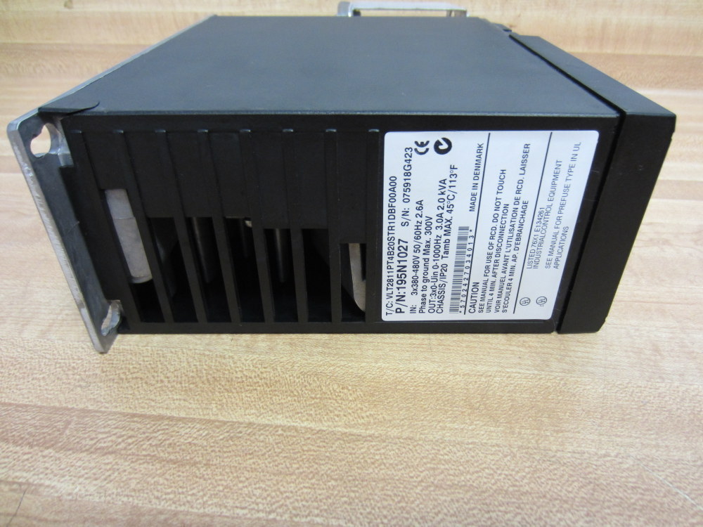Danfoss 195N1027 AC Inverter Drive VLT 2800 Cracked