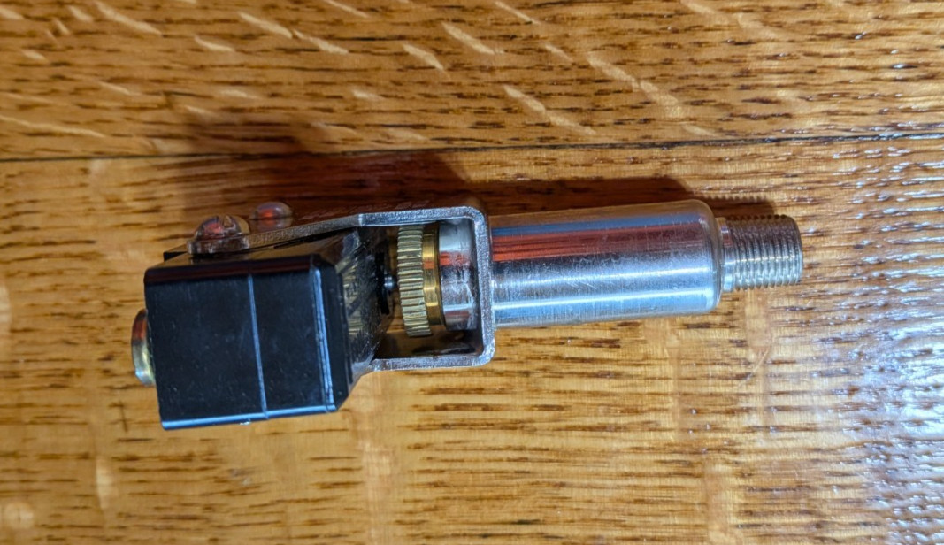 United Electric J40 9598 Pressure Switch – New in Box!
