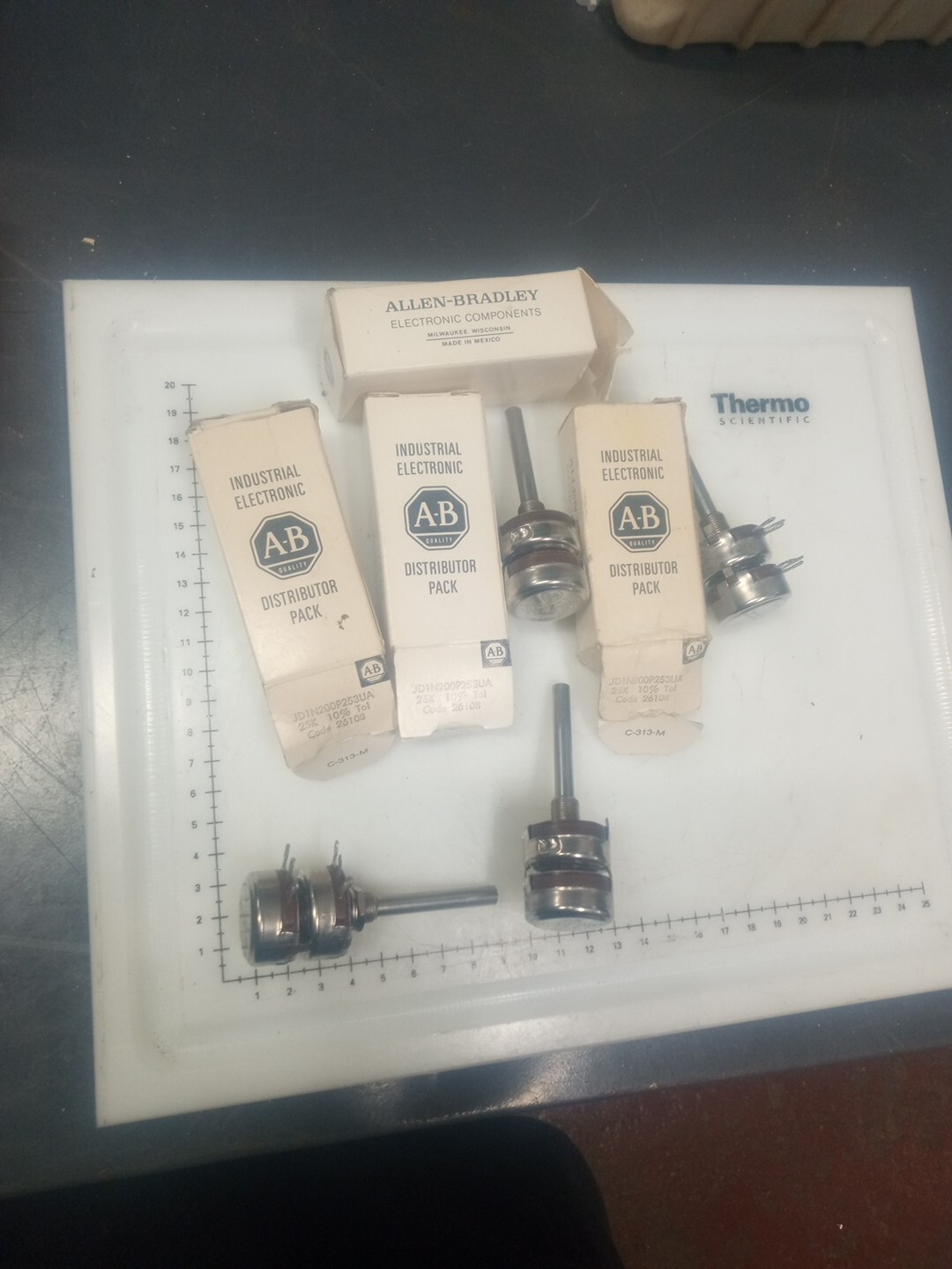 Allen Bradley JD1N200P253UA Potentiometer 25K 10% TOL Code 26108 TYPE J