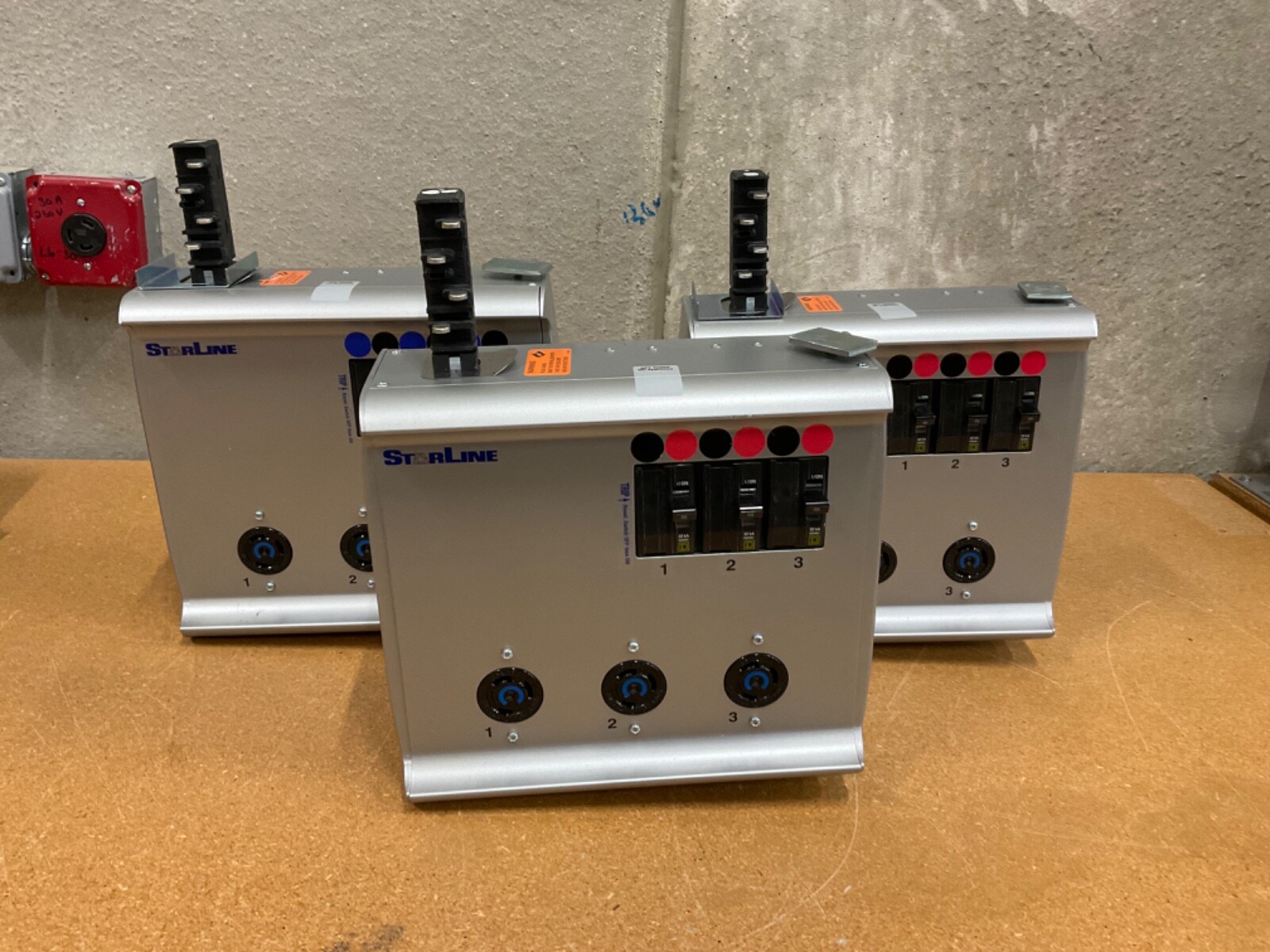 STARLINE CBM225HE54-(3)L630-4-G01 Busway Tap Box 30A 208V 3 Breaker 3 Receptacle