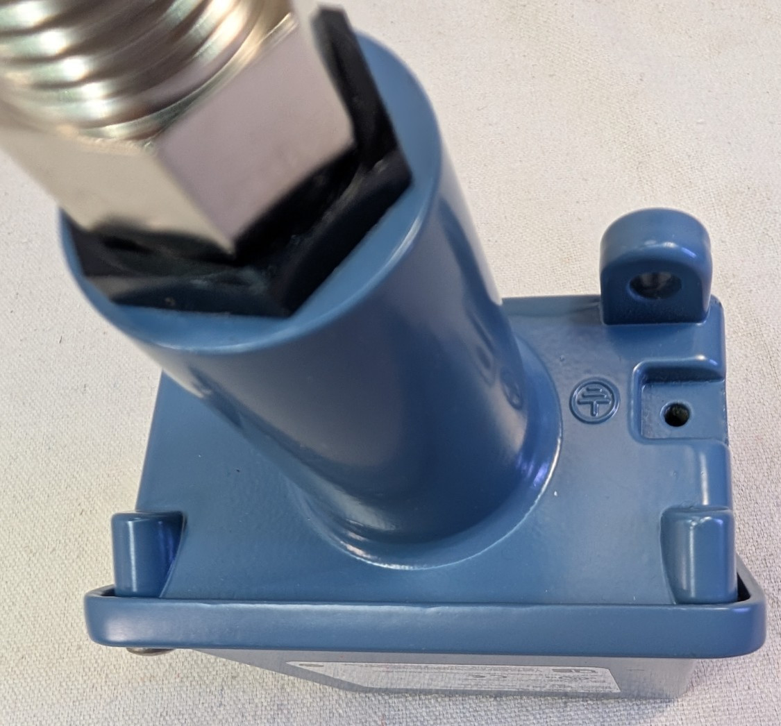 UE United Electric B100-121 Temperature Switch 200 DEG F TO 425 DEG Adjustable