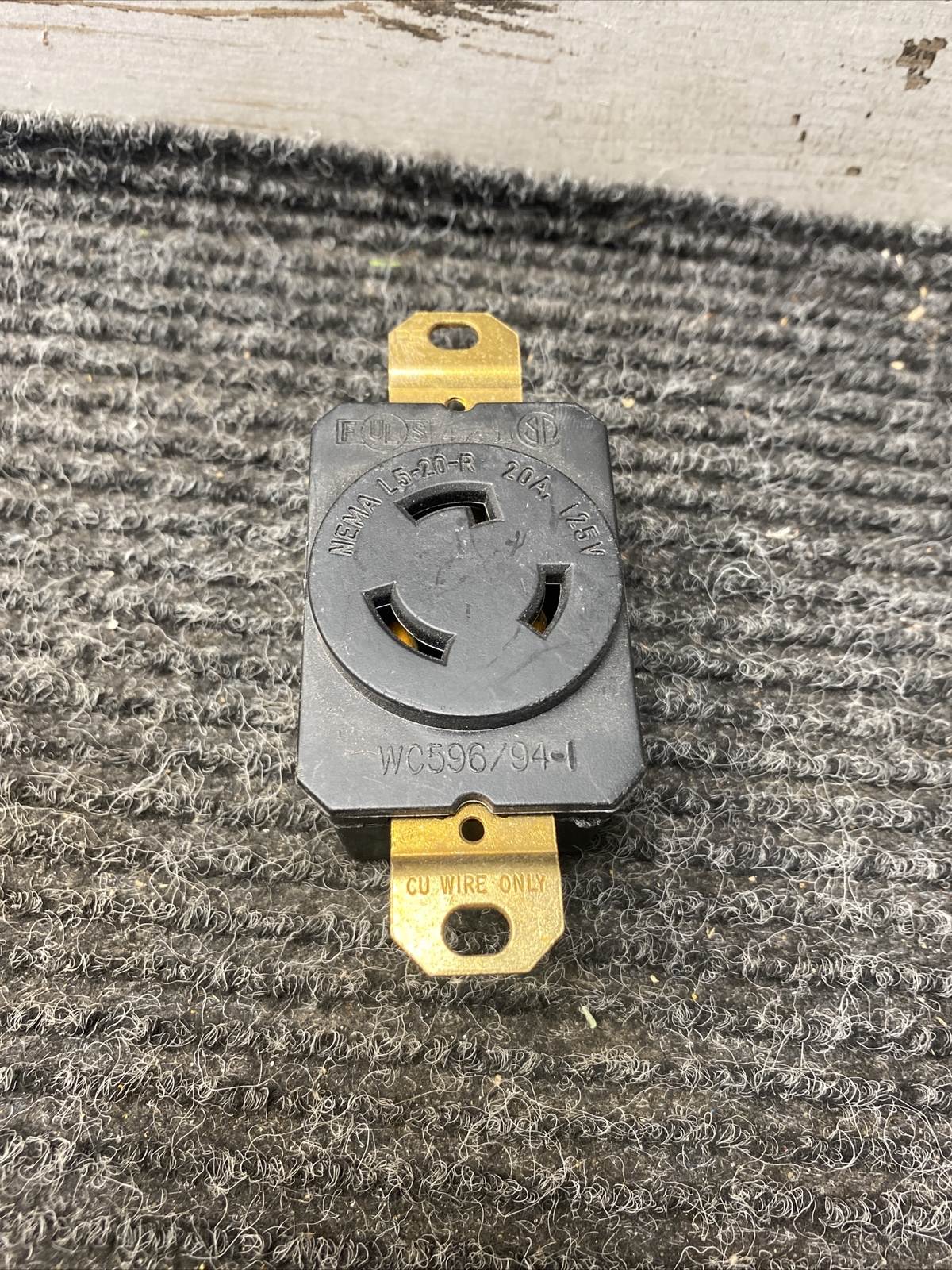 Leviton Nema L5-20-R 20A 125V Twist Lock Receptacle WC596/94-1 *FREE SHIPPING*