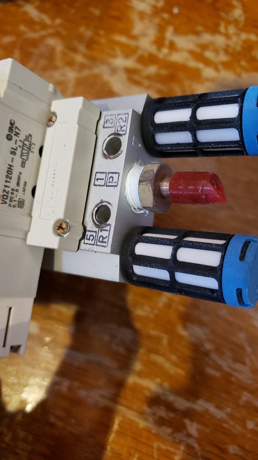 Lot of 6 SMC Pneumatic Solenoid Valve w/ Manifold U-1/8 Filter # VQZ1120H-5L-N7