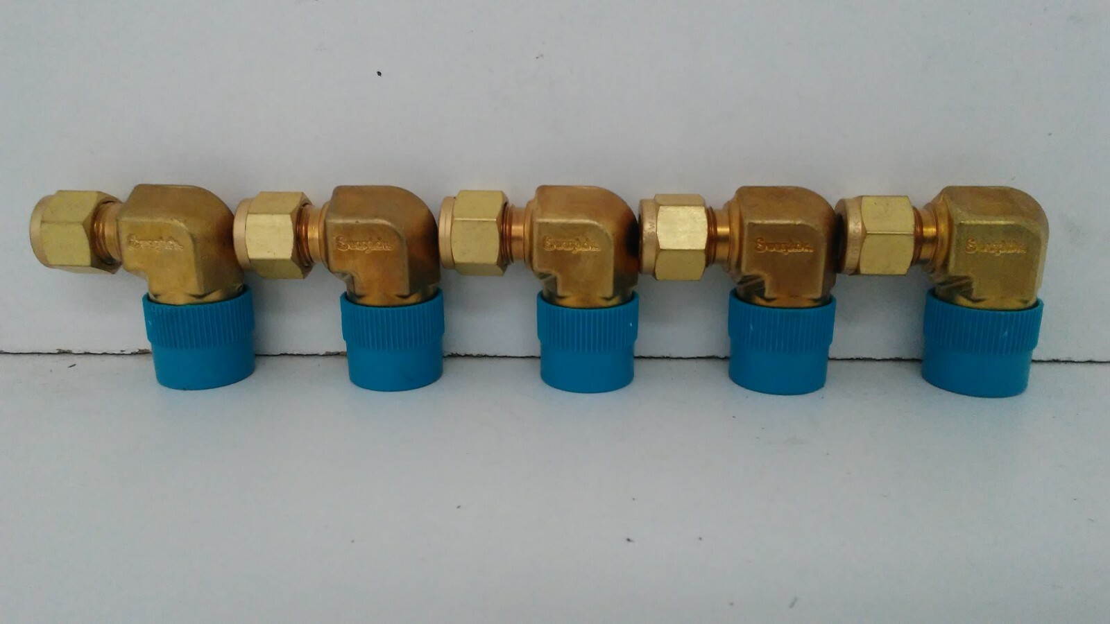 LOT OF (5) NEW UNUSED SWAGELOK 3/8″ TUBE X 1/2″ MNPT BRASS MALE ELBOWS B-600-2-8