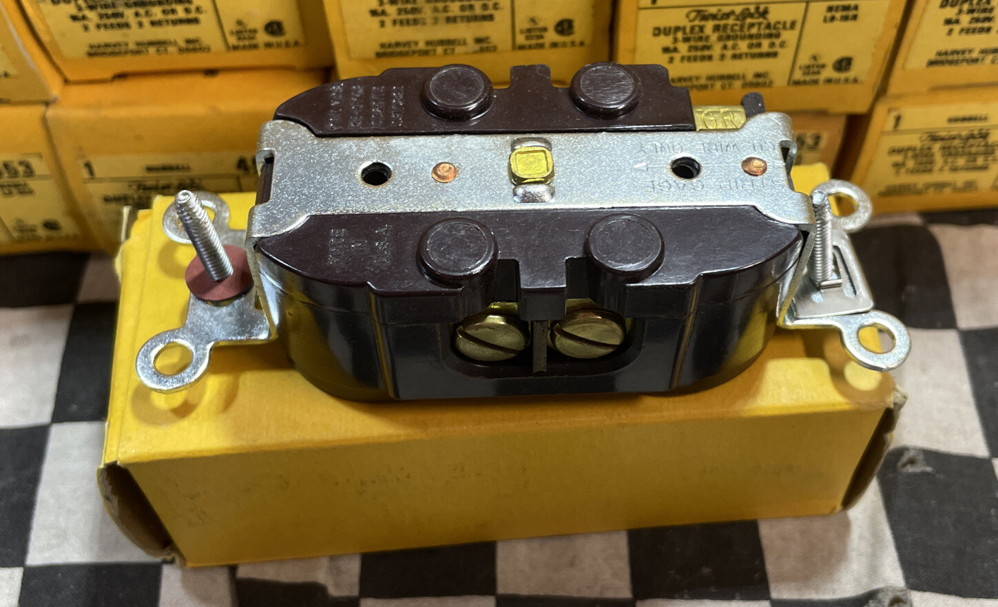 Hubbell Twist Lock DUPLEX RECEPTACLE 3 WIRE, 4553, P-2356, HBL4353, Lot Of 27