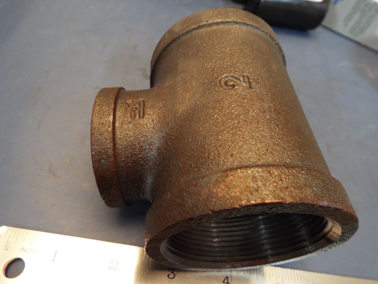 Reducing Tee 2″ X 2″ X 1-1/4″ Malleable Iron USA LEE
