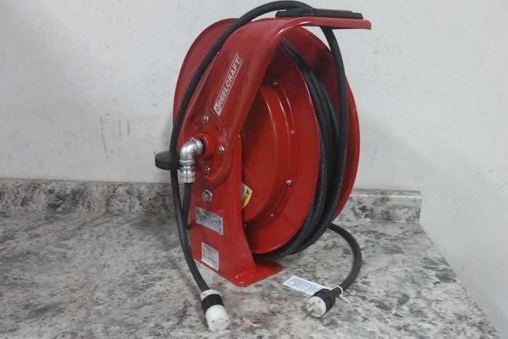 Reelcraft L 70100 123 3A 100 Ft L 120VAC Spring Retract Extension Cord Reel