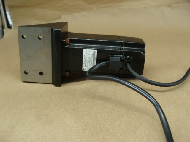 YASKAWA AC SERVO MOTOR SGMAH-04AAA21 200V 2.8A 400W R/MIN 3000 R11175-456-4