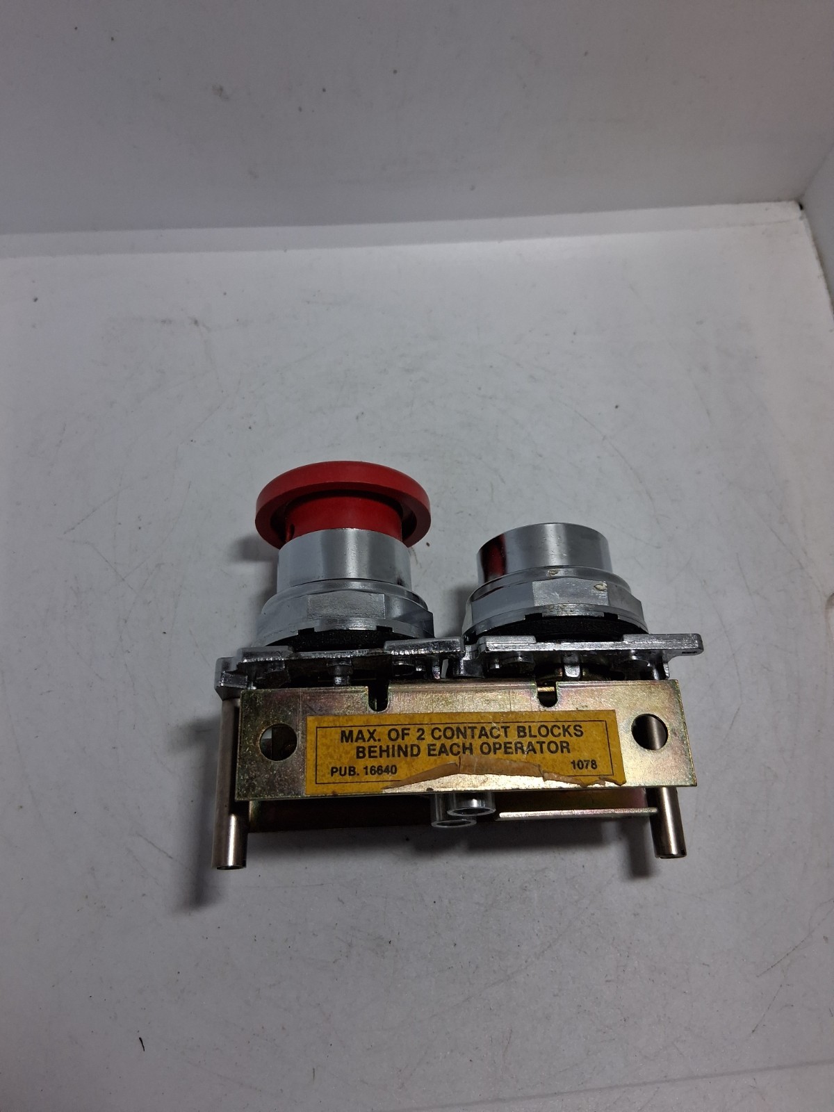 CUTLER HAMMER 10250TA77 PUSHBUTTON OPERATOR INTER. GREEN FLUSH RED MUSHROM NNB